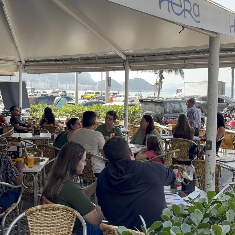 Salão do Hera sob o toldo com vista para a orla