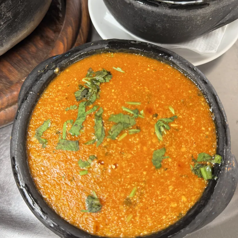 Moqueca capixaba do Hera vista de cima, na panela de barro